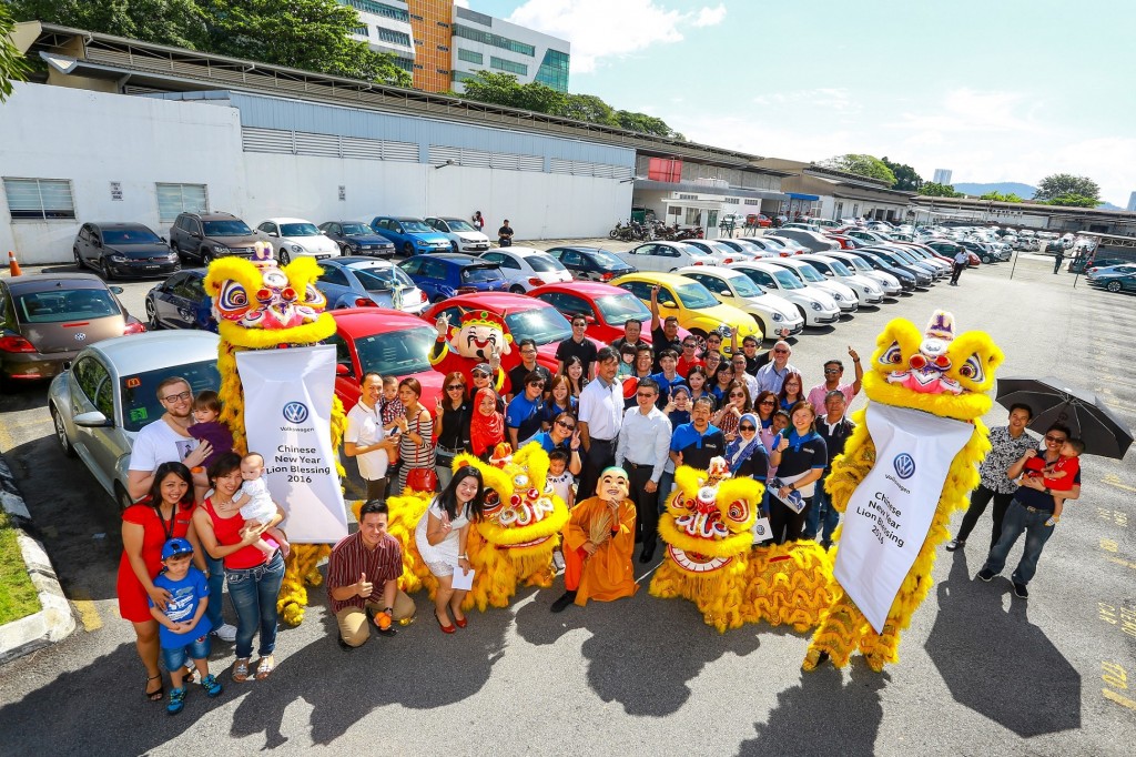 A group photos of the happy customers and representative from Volkswagen Malaysia and Wearnes Sg Besi