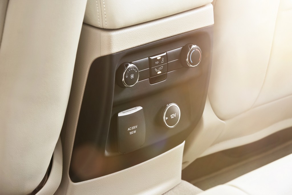 New Ford Everest_Second Row Climate Controls and 230-Volt Charging Socket