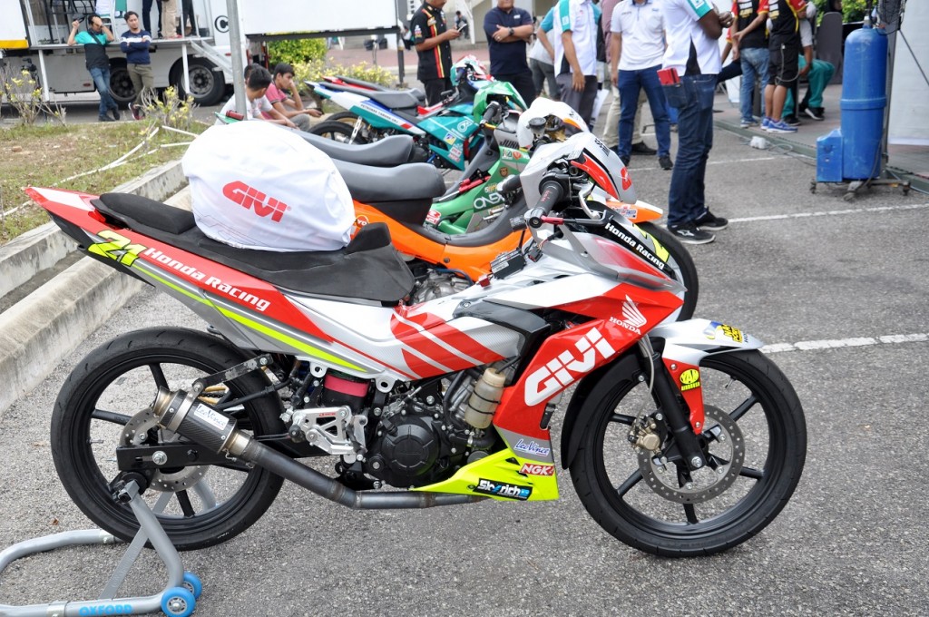 GIVI Honda Yuzy Racing Bike